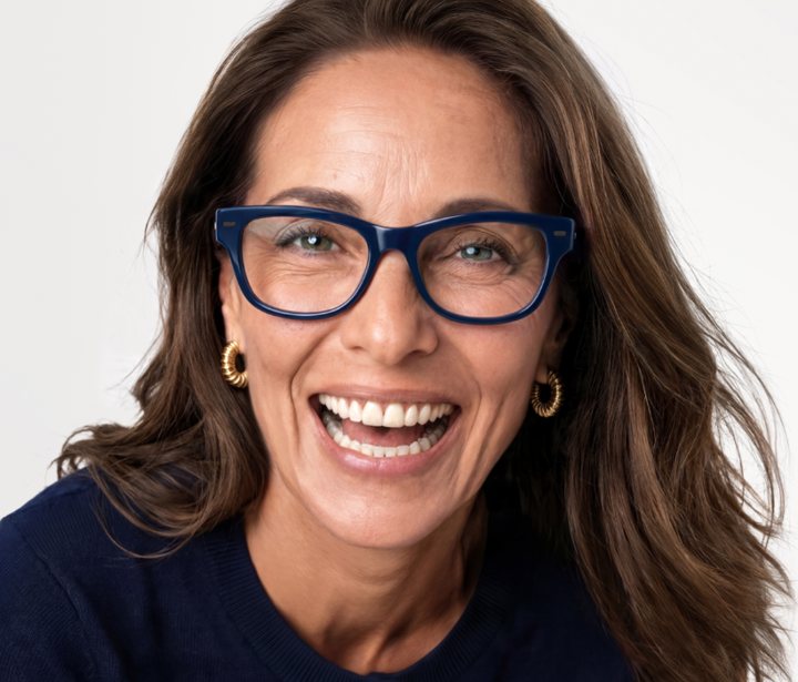 Donna che indossa gli occhiali Nuance Audio, dalla campagna in TV